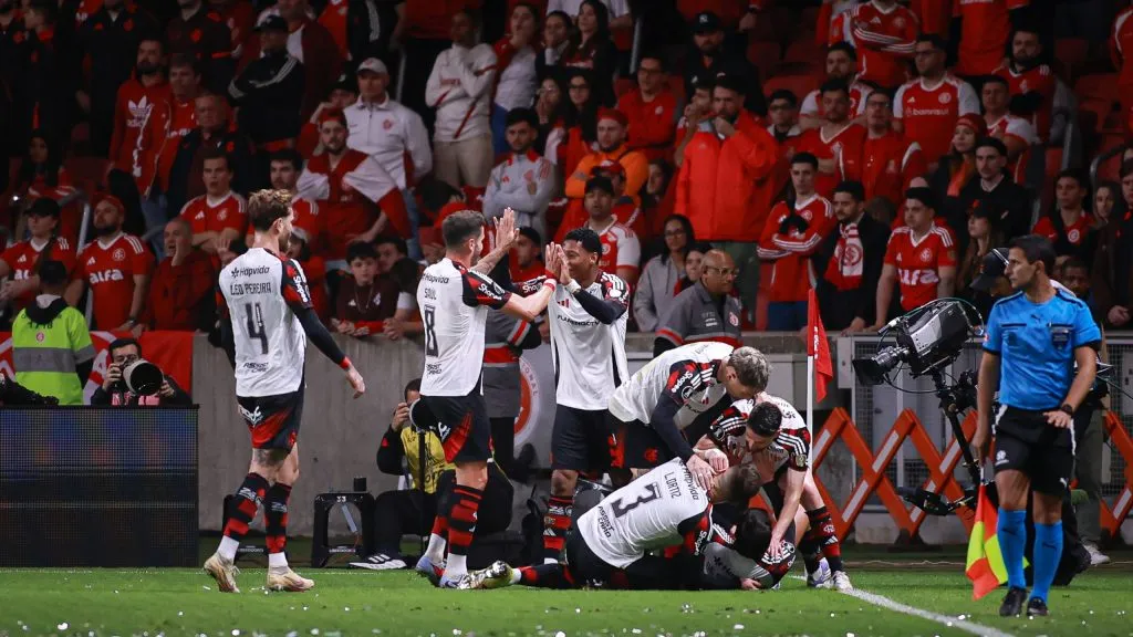Giorgian De Arrascaeta jogador do Flamengo comemora seu gol com jogadores do seu time durante partida contra o Internacional no estadio Beira-Rio pelo campeonato Copa Libertadores 2025. Foto: Maxi Franzoi/AGIF