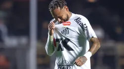 Neymar, jogador do Santos, chora após a partida contra o Vasco no estadio Morumbi pelo campeonato Brasileiro A 2025. Foto: Marcello Zambrana/AGIF