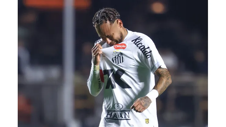 Neymar, jogador do Santos, chora após a partida contra o Vasco no estadio Morumbi pelo campeonato Brasileiro A 2025. Foto: Marcello Zambrana/AGIF