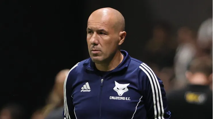 MG - BELO HORIZONTE - 27/08/2025 - COPA DO BRASIL 2025, ATLETICO-MG X CRUZEIRO - Leonardo Jardim tecnico do Cruzeiro durante partida contra o Atletico-MG no estadio Arena MRV pelo campeonato Copa Do Brasil 2025. Foto: Gilson Lobo/AGIF