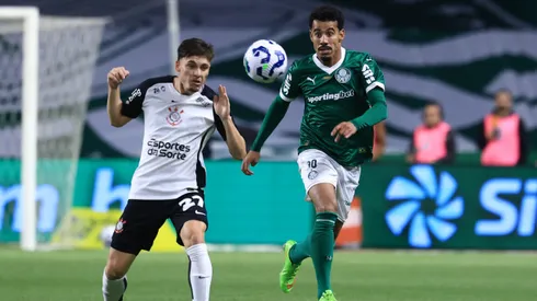 SP - SAO PAULO - 06/08/2025 - COPA DO BRASIL 2025, PALMEIRAS X CORINTHIANS - Lucas Evangelista jogador do Palmeiras disputa lance com Breno Bidon jogador do Corinthians durante partida no estadio Arena Allianz Parque pelo campeonato Copa Do Brasil 2025. Foto: Marcello Zambrana/AGIF