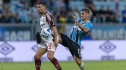 RS - PORTO ALEGRE - 13/04/2025 - BRASILEIRO A 2025, GREMIO X FLAMENGO - jogador do Gremio disputa lance com Giorgian De Arrascaeta jogador do Flamengo durante partida no estadio Arena do Gremio pelo campeonato Brasileiro A 2025. Foto: Liamara Polli/AGIF