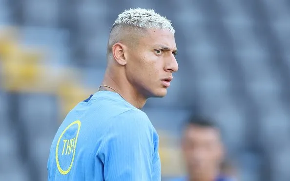 Richarlison, atacante do Tottenham durante preparação coletiva para a final da Supercopa UEFA 2025. Foto: Claudio Villa/Getty Images)