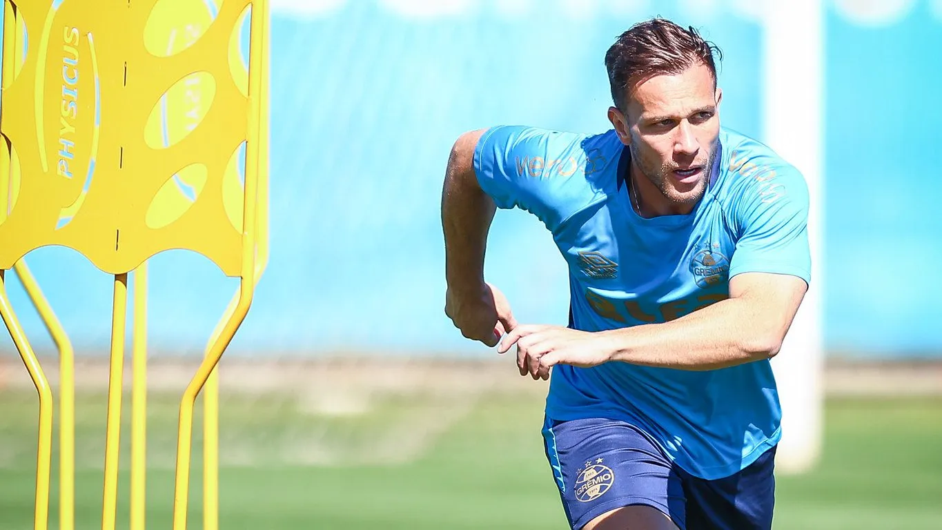 Arthur treinou com o elenco nesta sexta-feira no CT, mas não será relacionado contra o Flamengo – Foto: LUCAS UEBEL/GFPA