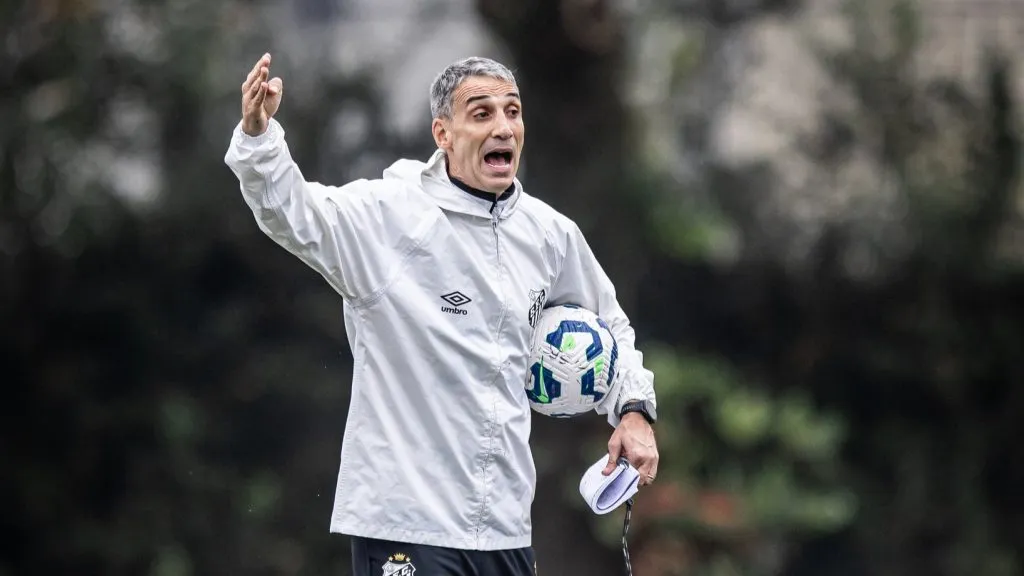 Vojvoda é o técnico do Santos. Foto: Raul Baretta/Santos FC
