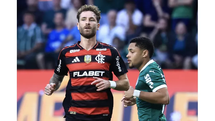 SP - SAO PAULO - 25/05/2025 - BRASILEIRO A 2025, PALMEIRAS X FLAMENGO - Vitor Roque jogador do Palmeiras disputa lance com jogador do Flamengo durante partida no estadio Arena Allianz Parque pelo campeonato Brasileiro A 2025. Foto: Marcello Zambrana/AGIF
