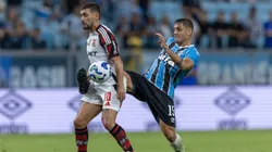 RS - PORTO ALEGRE - 13/04/2025 - BRASILEIRO A 2025, GREMIO X FLAMENGO - jogador do Gremio disputa lance com Giorgian De Arrascaeta jogador do Flamengo durante partida no estadio Arena do Gremio pelo campeonato Brasileiro A 2025. Foto: Liamara Polli/AGIF
