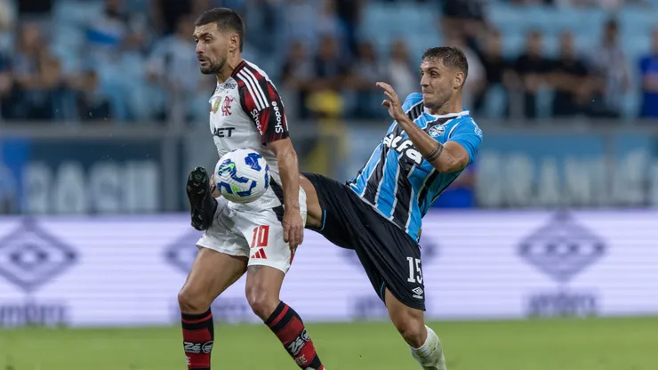 RS - PORTO ALEGRE - 13/04/2025 - BRASILEIRO A 2025, GREMIO X FLAMENGO - jogador do Gremio disputa lance com Giorgian De Arrascaeta jogador do Flamengo durante partida no estadio Arena do Gremio pelo campeonato Brasileiro A 2025. Foto: Liamara Polli/AGIF