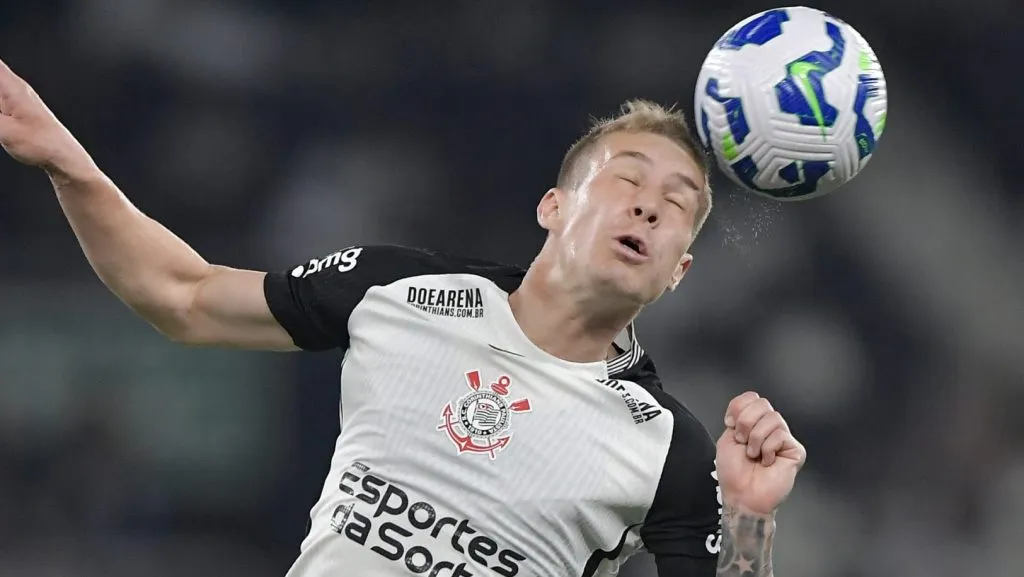 Charles durante partida. Foto: Thiago Ribeiro/AGIF