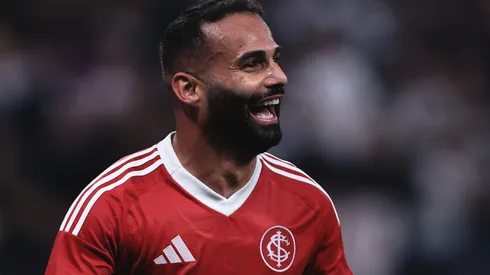 Thiago Maia comemorando gol durante partida entre Corinthians e Internacional, na Neo Química Arena, pelo Brasileirão.