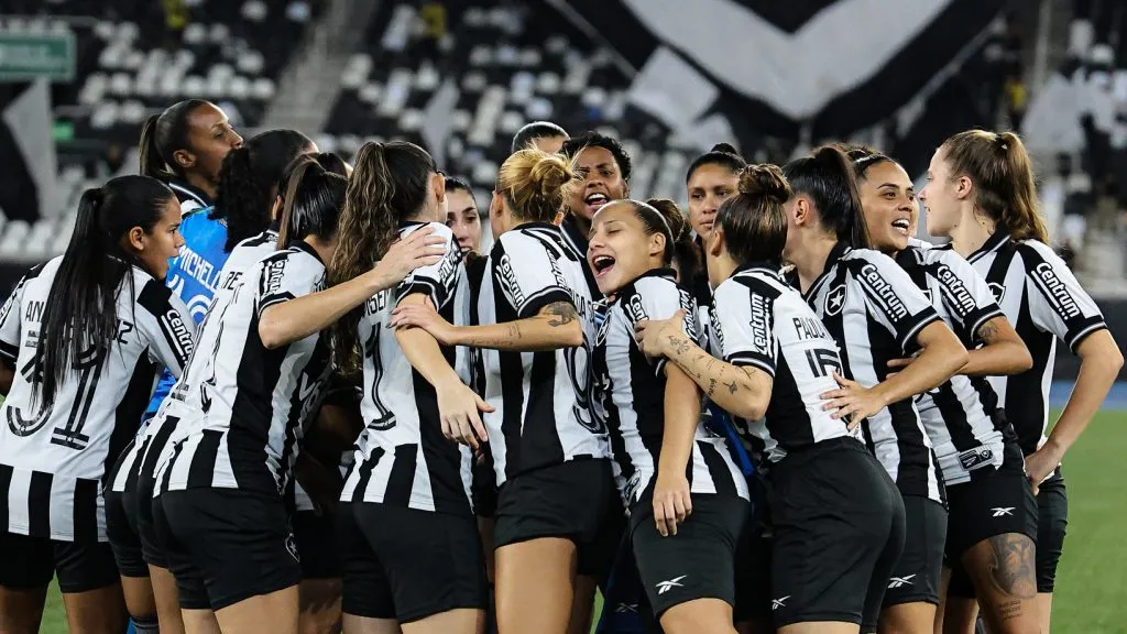 Elenco feminino do Botafogo na final do Brasileiro Feminino A2
