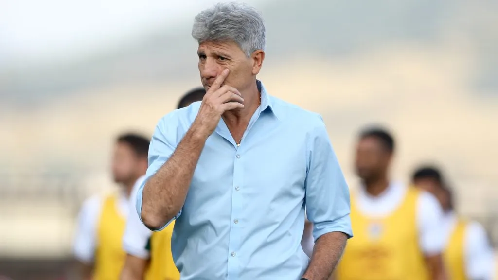 Renato Gaúcho está insatisfeito com Luciano Acosta- Foto: Marlon Costa/AGIF