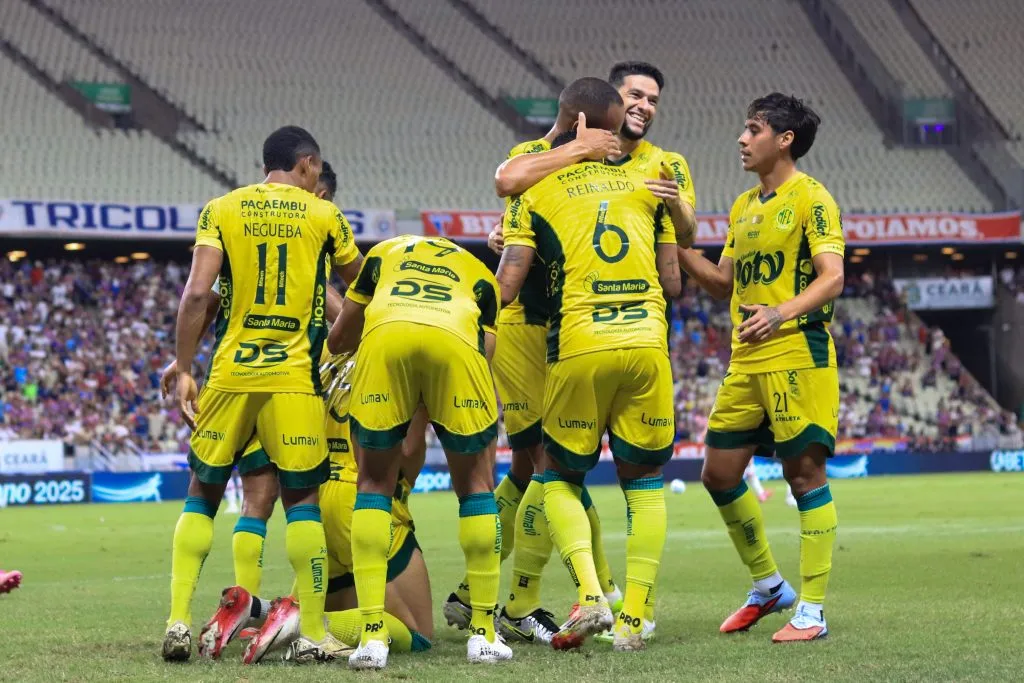 Edson jogador do Mirassol comemora seu gol durante partida contra o Fortaleza no estadio Arena Castelao pelo campeonato Brasileiro A 2025. Foto: Baggio Rodrigues/AGIF