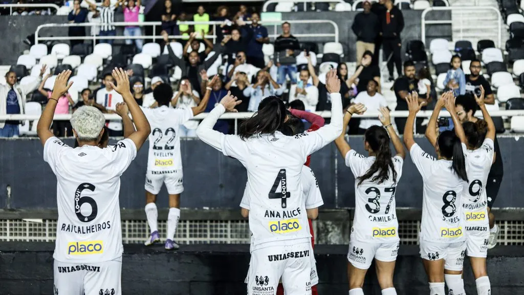 Elenco feminino do Santos em campo