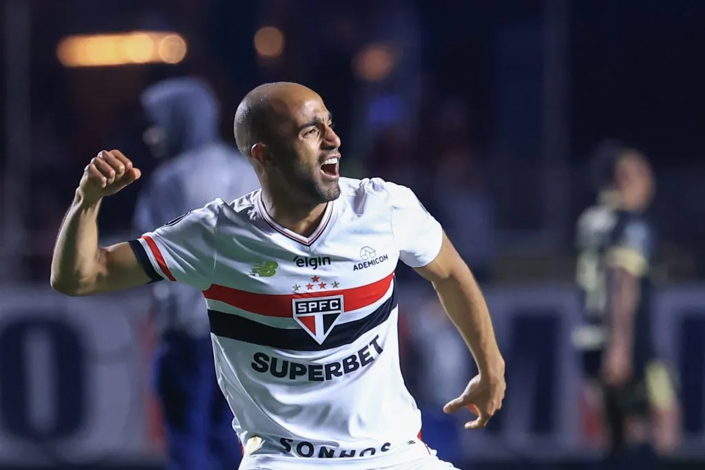 Lucas Moura jogador do Sao Paulo comemora vitoria ao final da partida contra o Atletico Nacional no estadio Morumbi pelo campeonato Copa Libertadores 2025. Foto: Marcello Zambrana/AGIF