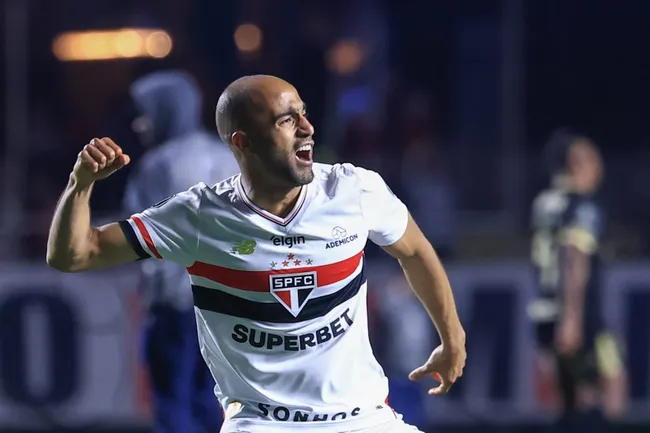 Lucas Moura jogador do Sao Paulo comemora vitoria ao final da partida contra o Atletico Nacional no estadio Morumbi pelo campeonato Copa Libertadores 2025. Foto: Marcello Zambrana/AGIF