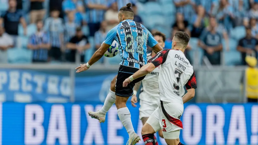 Martin Braithwaite jogador do Gremio disputa lance com Leo Ortiz jogador do Flamengo durante partida no estadio Arena do Gremio pelo campeonato Brasileiro A 2025. Foto: Liamara Polli/AGIF
