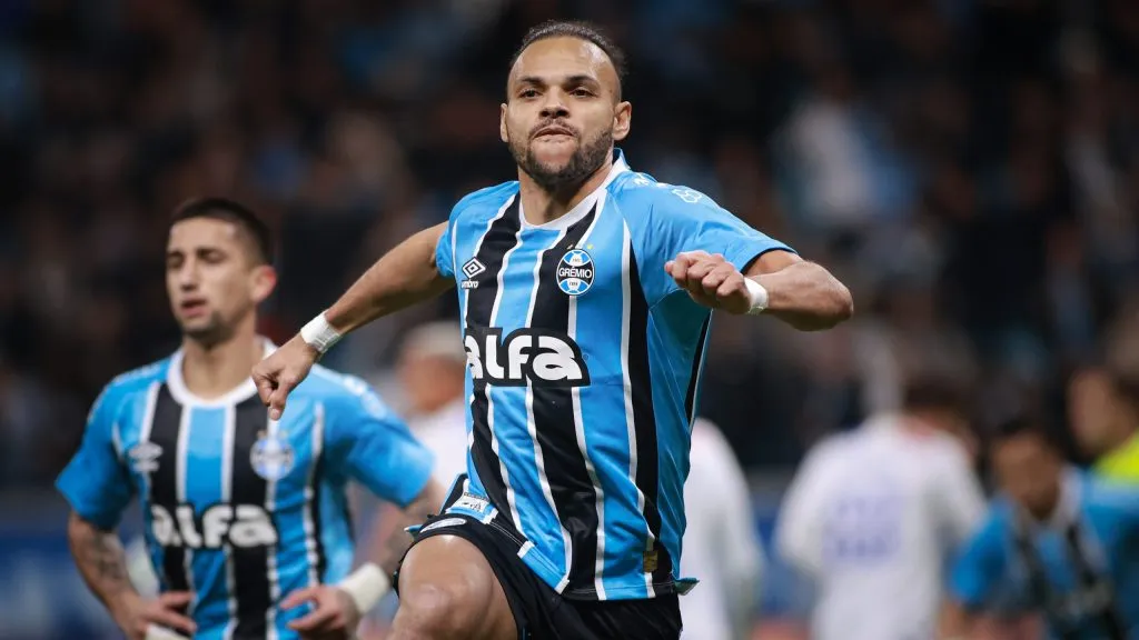 Martin Braithwaite jogador do Gremio comemora seu gol durante partida contra o Fortaleza no estadio Arena do Gremio pelo campeonato Brasileiro A 2025. Foto: Maxi Franzoi/AGIF