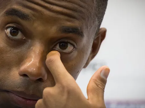 Robinho vira treinador e é bajulado na prisão