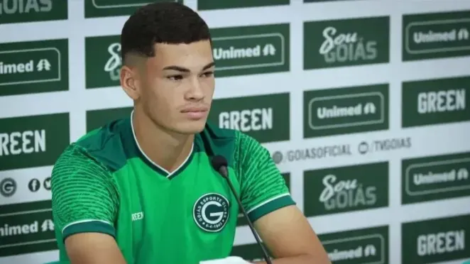 Anthony, zagueiro do Goiás, em entrevista coletiva (Imagem: Rosiron Rodrigues/Goiás)