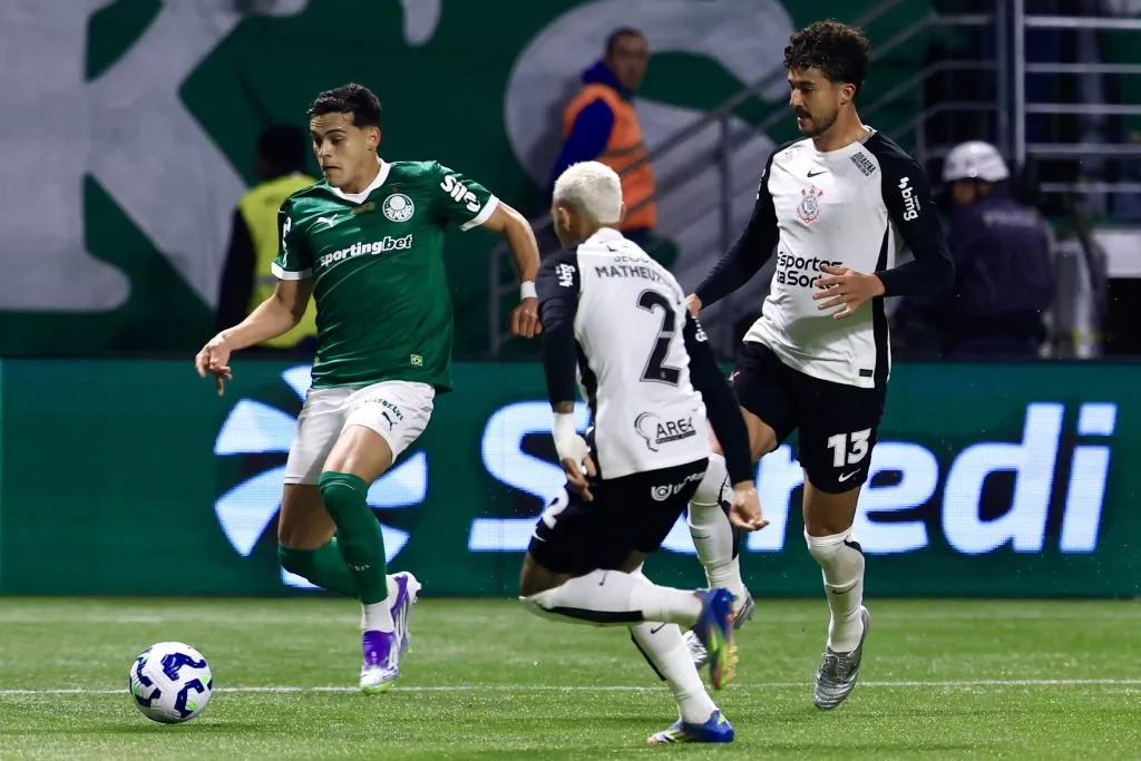 Sosa jogador do Palmeiras disputa lance com  jogador do Corinthians – Foto: Marcello Zambrana/AGIF