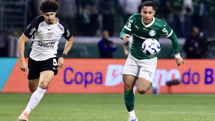 Vitor Roque jogador do Palmeiras disputa lance com André Ramalho jogador do Corinthians - Foto: Marcello Zambrana/AGIF