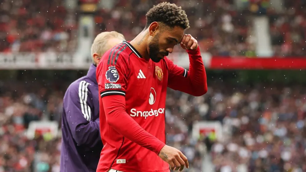 Matheus Cunha saindo machucado no United. (Photo by Jan Kruger/Getty Images)