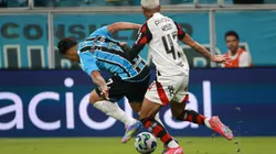 RS - PORTO ALEGRE - 13/04/2025 - BRASILEIRO A 2025, GREMIO X FLAMENGO - Cristian Pavon jogador do Gremio disputa lance com Wesley jogador do Flamengo durante partida no estadio Arena do Gremio pelo campeonato Brasileiro A 2025. Foto: Maxi Franzoi/AGIF