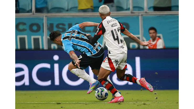 RS - PORTO ALEGRE - 13/04/2025 - BRASILEIRO A 2025, GREMIO X FLAMENGO - Cristian Pavon jogador do Gremio disputa lance com Wesley jogador do Flamengo durante partida no estadio Arena do Gremio pelo campeonato Brasileiro A 2025. Foto: Maxi Franzoi/AGIF