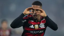 RJ - RIO DE JANEIRO - 25/08/2025 - BRASILEIRO A 2025, FLAMENGO X VITORIA - Samuel Lino jogador do Flamengo comemora seu gol durante partida contra o Vitoria no estadio Maracana pelo campeonato Brasileiro A 2025. Foto: Jorge Rodrigues/AGIF
