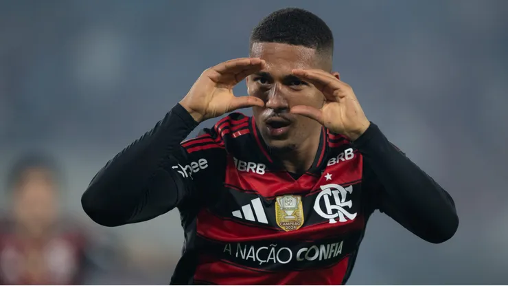 RJ - RIO DE JANEIRO - 25/08/2025 - BRASILEIRO A 2025, FLAMENGO X VITORIA - Samuel Lino jogador do Flamengo comemora seu gol durante partida contra o Vitoria no estadio Maracana pelo campeonato Brasileiro A 2025. Foto: Jorge Rodrigues/AGIF