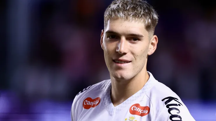 Benjamin Rollheiser, jogador do Santos durante partida contra o CRB no estadio Vila Belmiro pelo campeonato Copa Do Brasil 2025. Foto: Marcello Zambrana/AGIF