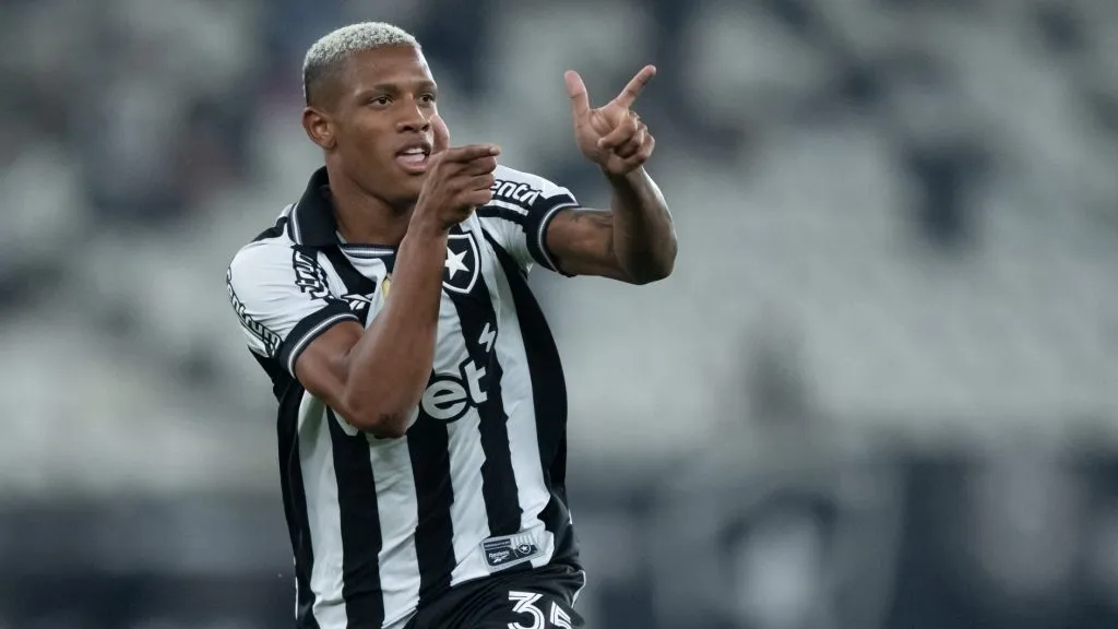 Danilo jogador do Botafogo comemora seu gol durante partida contra o Bragantino – Foto: Jorge Rodrigues/AGIF