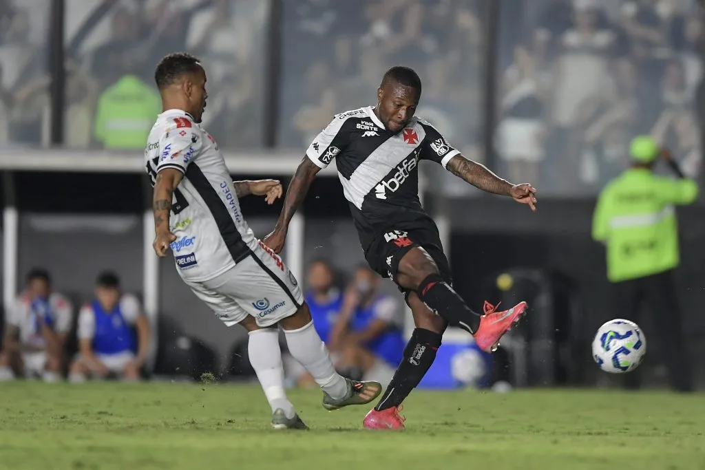 Loide é lembrado apenas por “meme” e pode deixar o Vasco após não ser utilizado. Foto: Thiago Ribeiro/AGIF