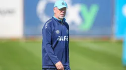 Mano Menezes quer um novo meia no elenco do Grêmio.