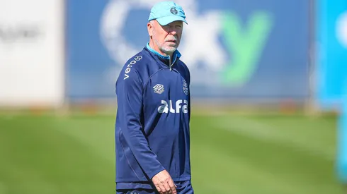 Mano Menezes quer um novo meia no elenco do Grêmio.