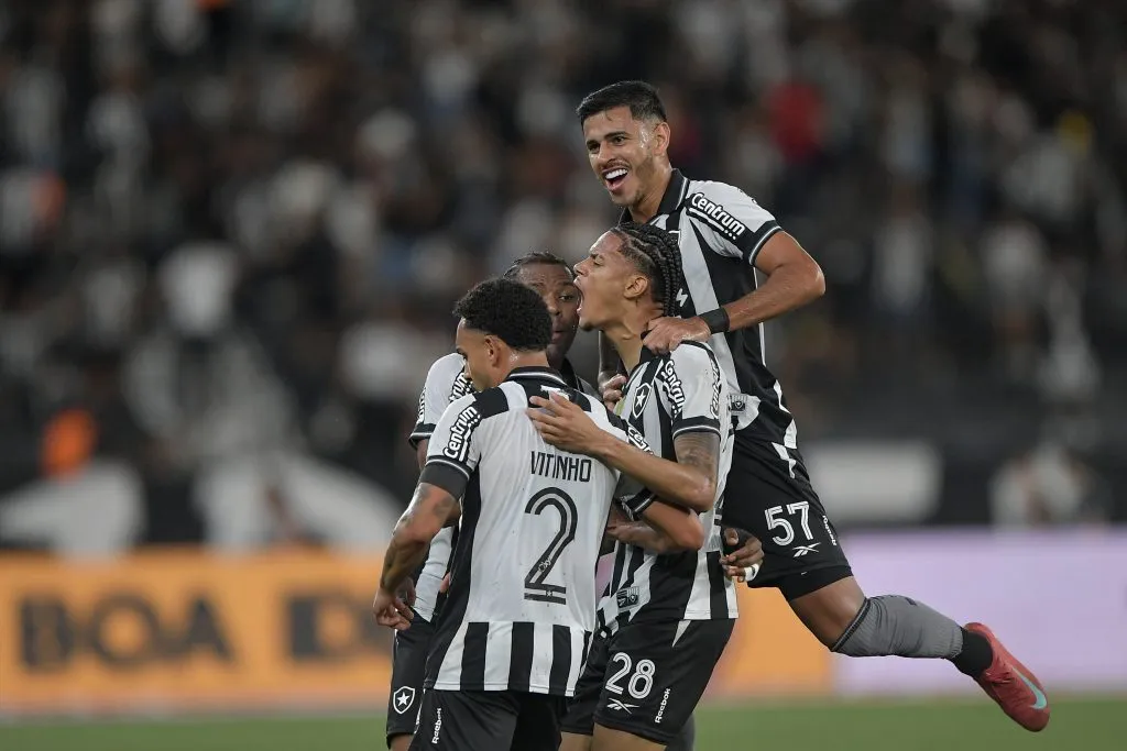 Santi Rodríguez, comemora vitória do Botafogo com companheiros de equipe apóse partida contra o Bragantino no estadio Engenhao pelo campeonato Brasileiro A 2025. Foto: Thiago Ribeiro/AGIF