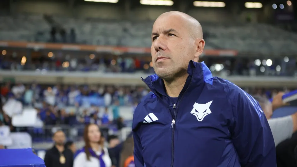 Técnico do Cruzeiro, Leonardo Jardim, durante a partida contra o São Paulo – Foto: Gilson Lobo/AGIF