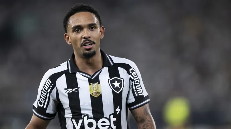Vitinho, lateral-direito do Botafogo. Foto: Jorge Rodrigues/AGIF.