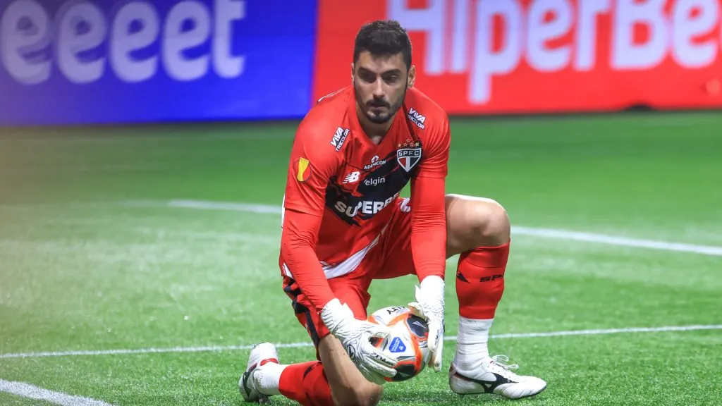 Rafael em ação pelo São Paulo – Foto: Marcello Zambrana/AGIF