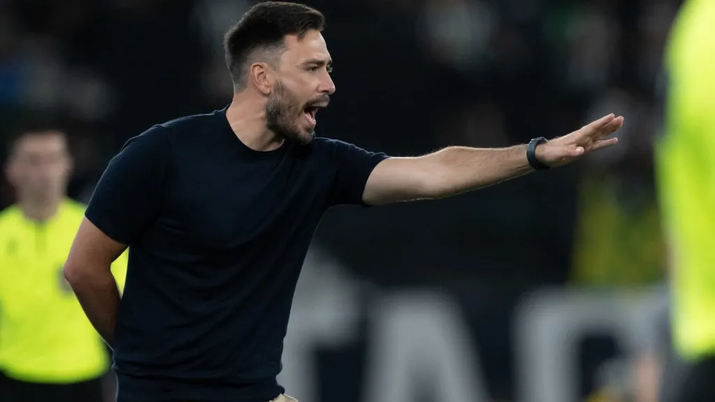 Davide Ancelotti orientando os jogadores do Botafogo – Foto: Jorge Rodrigues/AGIF