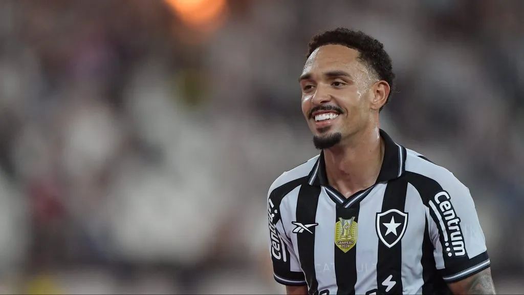 Vitinho jogador do Botafogo durante partida contra o Ceara no estadio Engenhao pelo campeonato Brasileiro A 2025. Foto: Thiago Ribeiro/AGIF