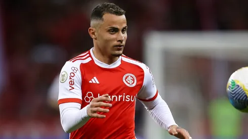 Bruno Gomes, lateral-direito do Internacional em partida pelo campeonato brasileiro