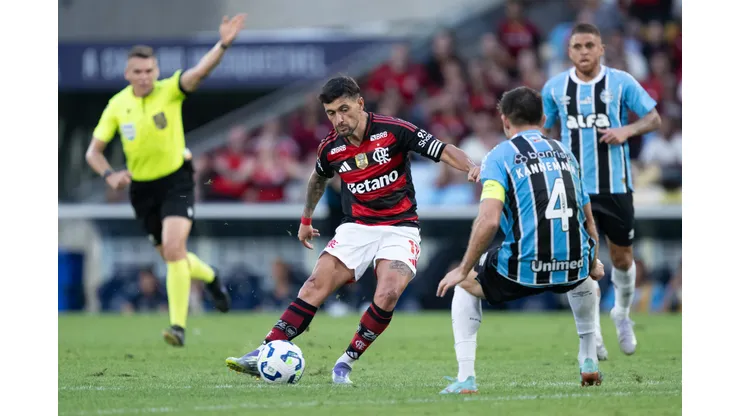 RJ - RIO DE JANEIRO - 31/08/2025 - BRASILEIRO A 2025, FLAMENGO X GREMIO - Arrascaeta jogador do Flamengo chuta para marcar seu gol durante partida contra o Gremio no estadio Maracana pelo campeonato Brasileiro A 2025. Foto: Jorge Rodrigues/AGIF