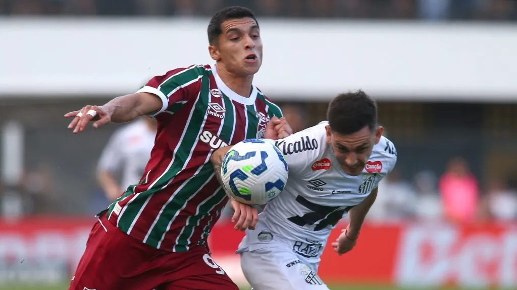 Gonzalo Escobar jogador do Santos durante partida contra o Fluminense no estadio Vila Belmiro pelo campeonato Brasileiro A 2025. Foto: Mauricio De Souza/AGIF