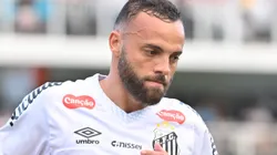 Guilherme jogador do Santos durante partida contra o Fluminense - Foto: Jota Erre/AGIF