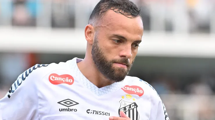 Guilherme jogador do Santos durante partida contra o Fluminense - Foto: Jota Erre/AGIF