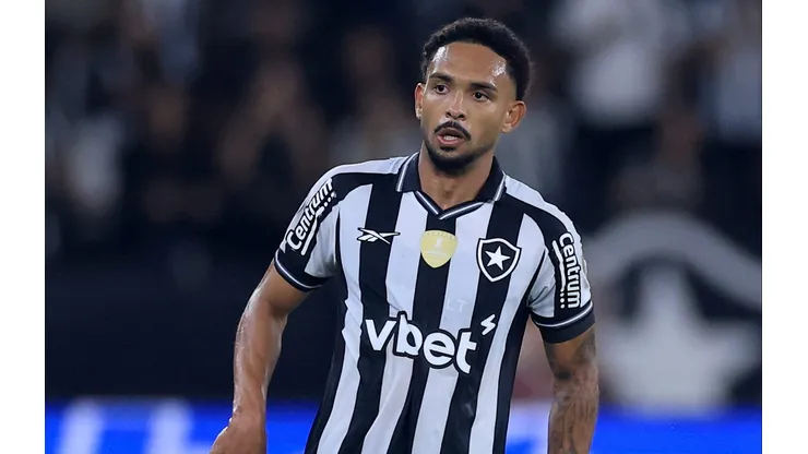 Vitinho, lateral-direito do Botafogo em partida pelo campeonato brasileiro