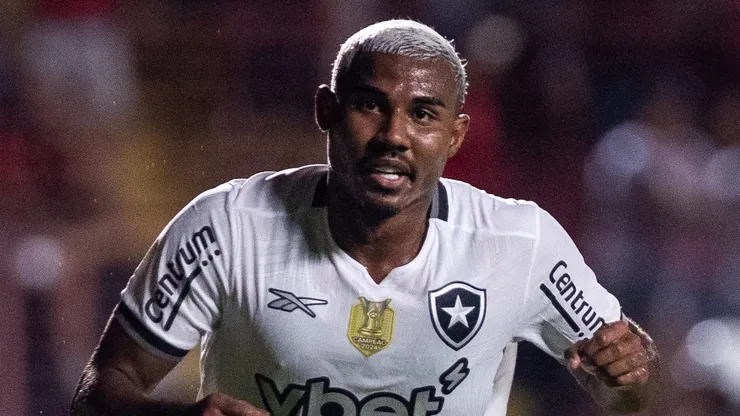 Cuiabano, jogador do Botafogo comemora seu gol durante partida contra o Sport no estadio Ilha do Retiro pelo campeonato Brasileiro A 2025.