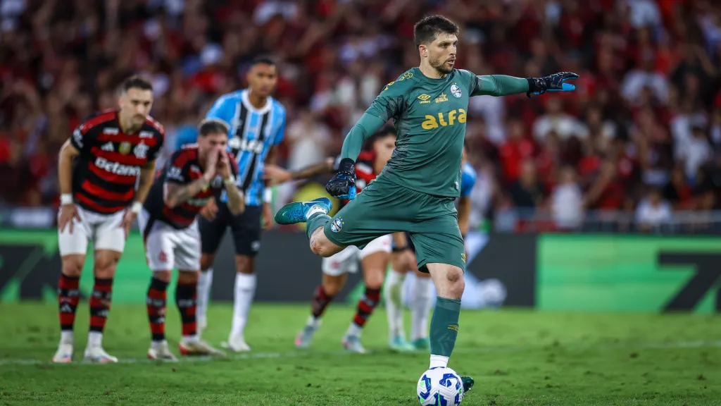 Tiago Volpi cobrando pênalti